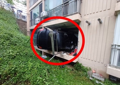 아파트 1층 베란다 뚫고 차량 돌진…집에 있던 80대 날벼락