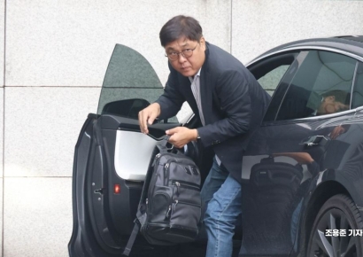 [포토] 최휘영 문체부 장관 후보자 첫 출근