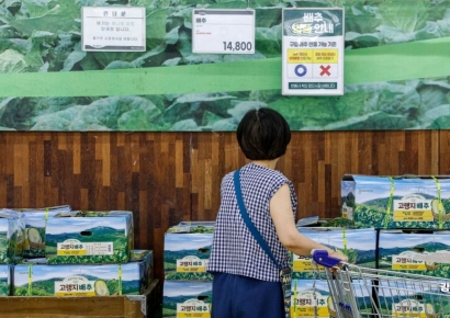 [포토] 가격 급등에 구매 망설여지는 배추