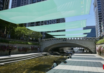 청계천에 대형 그늘막…폭스바겐그룹코리아, 시민 쉼터 제공