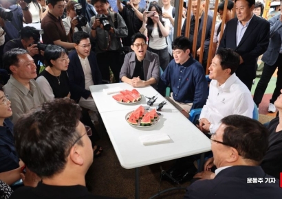 [포토] 재개발 지역 주민들 만나는 오세훈 시장