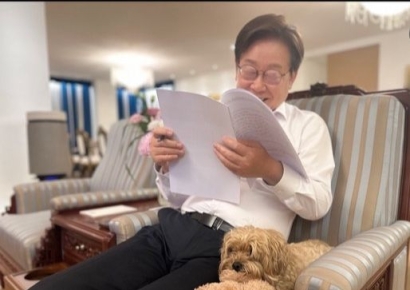 李 대통령 반려견 '바비' 공개…"아내한테만 자꾸 가 서운해"