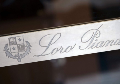 "시급 6500원 中 노동자가 만든 13만원 옷…명품 달고 484만원에 팔아"