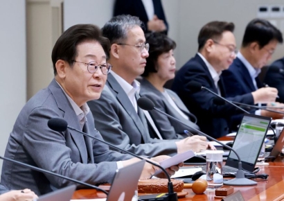 李대통령 "내년도 정부재정 적극 역할…낭비성 예산 과감하게 조정"(종합)