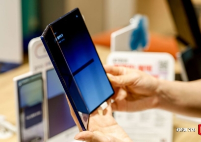 "50만 번 접었다 펴도 멀쩡하네?"…내구성 끝판왕 인증한 '갤Z폴드7'