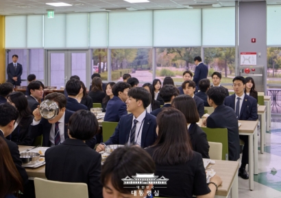 "국그릇에 가려진 대통령 얼굴"…국물까지 원샷에 직원들도 방긋 