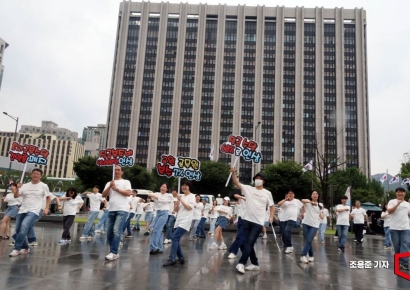 [포토] 정부청사앞에서 보수 현실화 플래시몹 하는 공무원 교사