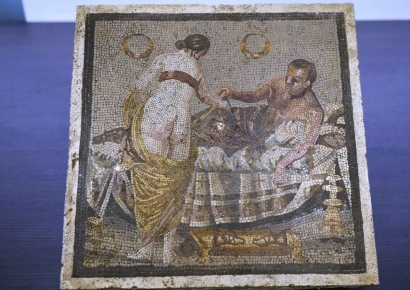 '한 쌍의 연인 묘사' 에로틱한 모자이크…80년만 '돌연' 돌아온 까닭