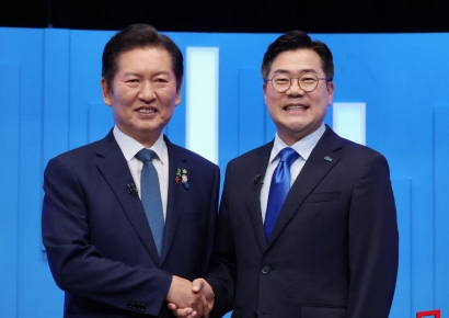 [포토] 민주당 당대표 후보자 토론회 나선 정청래-박찬대