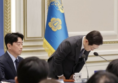 참사 유가족에 고개 숙인 李대통령…강훈식 "실천·정책으로 풀어가겠다"