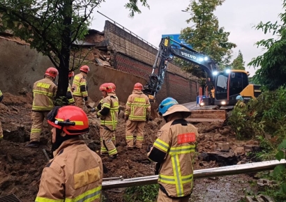 오산 고가도로 옹벽 붕괴, 차량 1대 덮쳐…탑승자 구조 작업