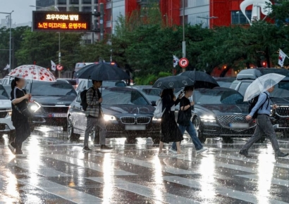 [포토] 장대비 내리는 출근길