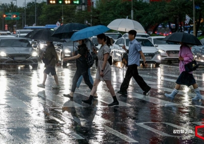 [포토] 장대비에 한 풀 꺽인 이른 폭염