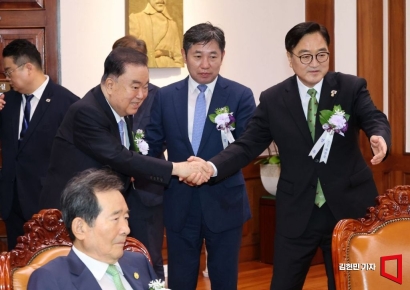 [포토] 문희상 전 국회의장과 인사하는 우원식 국회의장