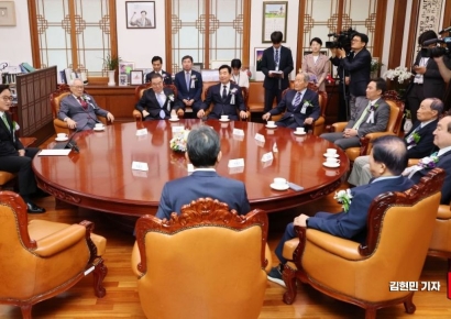 [포토] 원로들과 사전 환담하는 우원식 국회의장