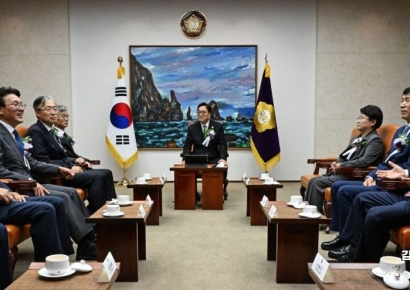 [포토] 우원식 국회의장, 제헌절 경축식 사전환담