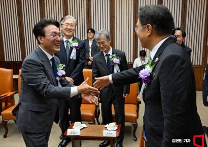 [포토] 김민석 총리와 인사하는 우원식 의장