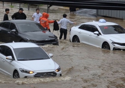 [르포]시간당 80mm '장대비'에 잠겨버린 광주…하천 범람·침수 80여건