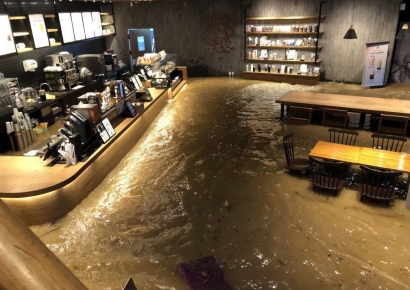 "장사고 뭐고 다 떠내려갔어요"…기록적 폭우에 일상이 무너졌다