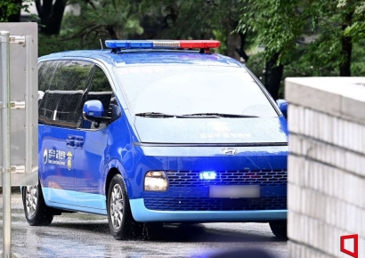 [포토] 윤석열 전 대통령 탑승한 호송차