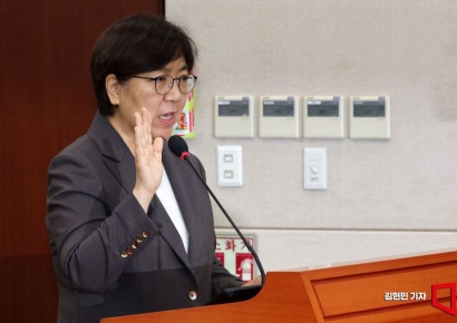 정은경, 배우자 코로나 수혜주 투자 의혹 적극 반박…"지적은 따갑게 받겠다"(종합)