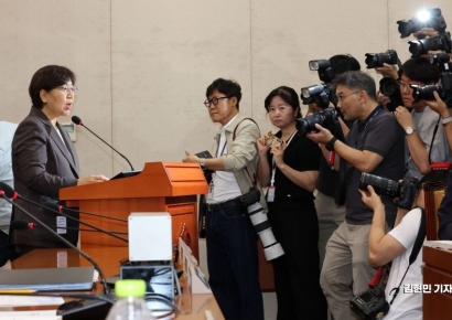 [포토] 정은경 후보자 "복지부 장관 되면 사회안전망·돌봄 강화"