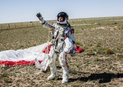 '세계 최초 초음속 낙하' 스카이 다이버, 패러글라이딩 사고사…각계 애도