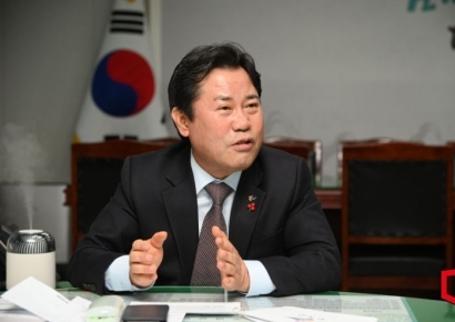 "물 찼다" 분노한 민원인…수해 현장 찾은 군수에 손찌검·욕설