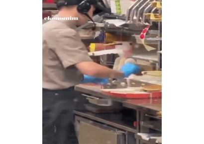 패티 위 침 뱉고 치즈 덮었다…패스트푸드점 직원 행위에 비난 폭주