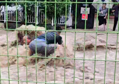 "할아버지 놓고 물러설 수 없었다"…빗물에 휩쓸려 맨홀에 두다리 빠진 노인 구한 시민
