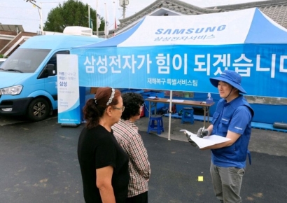 수심에 잠긴 이재민 위로…수해 지원 팔 걷은 기업들(종합)