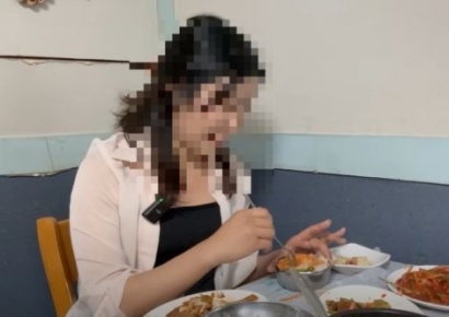 '혼밥女 구박' 파장 커지자…"2인분 강요 말고 친절하게" 진화 나선 지자체
