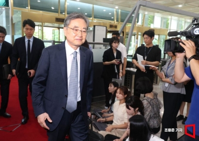 [포토] 첫 출근하는 조현 외교부장관