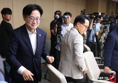 [포토] 대미통상 긴급 점검회의 참석하는 김정관 장관