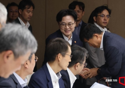 [포토] 인사나누는 김정관 산업장관