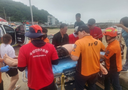 영덕군 구조요원, 하저해수욕장서 심정지 관광객 생명 구해