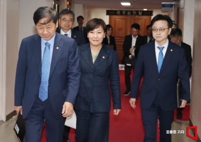 [포토] 인사하는 구윤철 경제부총리