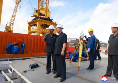 진수식 좌초 망신에도…북한, 내년까지 5000t급 신형 구축함 추가 건조