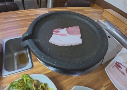 울릉도 '비계 삼겹살' 정체 밝혀졌다…"찌개용 고기 잘못 내놔" 업주 사과