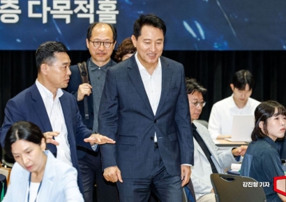 [포토] 행사장 들어서는 오세훈 서울시장