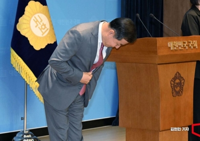 [포토] 고개 숙여 인사하는 이철규 의원