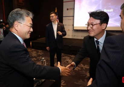 [포토] 악수하는 김민석 총리와 조셉 윤 미대사 대리