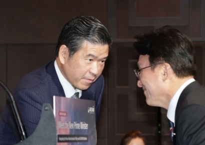 [포토] 대화하는 김민석 총리와 제임스 김 암참 회장