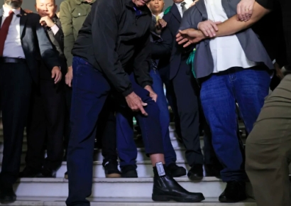 발목에 찬 전자발찌 보여주며 "나 전직 대통령이야"…브라질서 무슨 일이