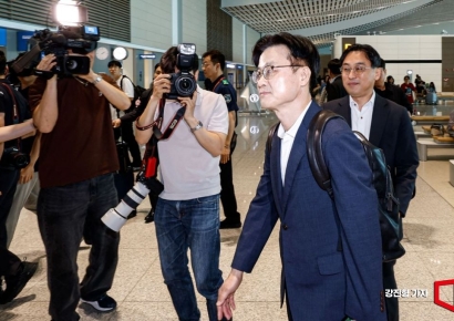 [포토] 대미 관세 고위급 회담 참석 위해 출국하는 김정관 장관