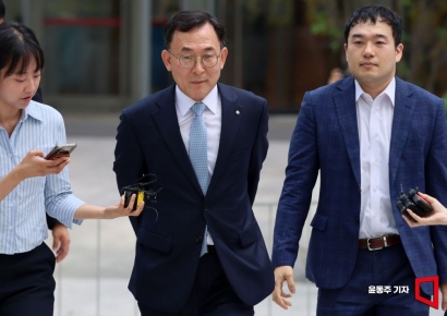 [포토] 정근수 전 신행은행 부행장, 뒷짐 지고 특검 출석
