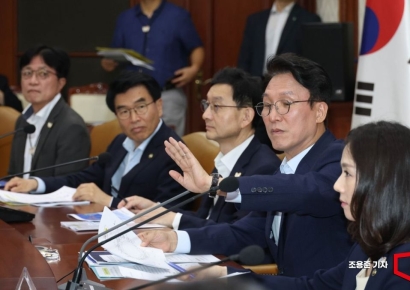 [포토] 시계보는 김민석 국무총리