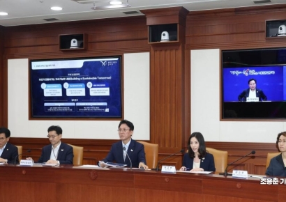 [포토] APEC 점검 종합보고 받는 김민석 총리