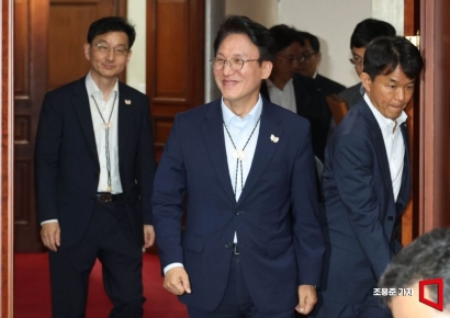 [포토] APEC 엠블럼 걸고 입장하는 김민석 총리