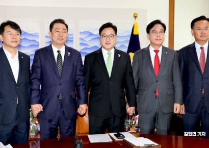 [포토] 우원식 국회의장-여야 원내대표 회동…본회의 안건 조율